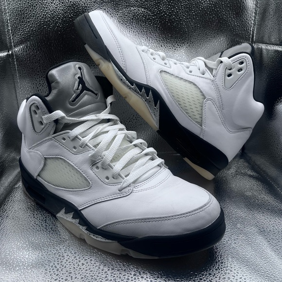 (PRE-OWNED) Jordan Men's White and Black RETRO 5 Sz 10.5 (OG BOX) - Picture 1 of 6